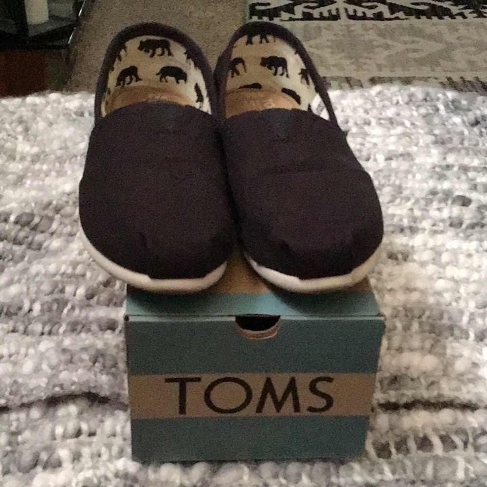 Toms Black Moccasin Shoes with Elastic V-Insert